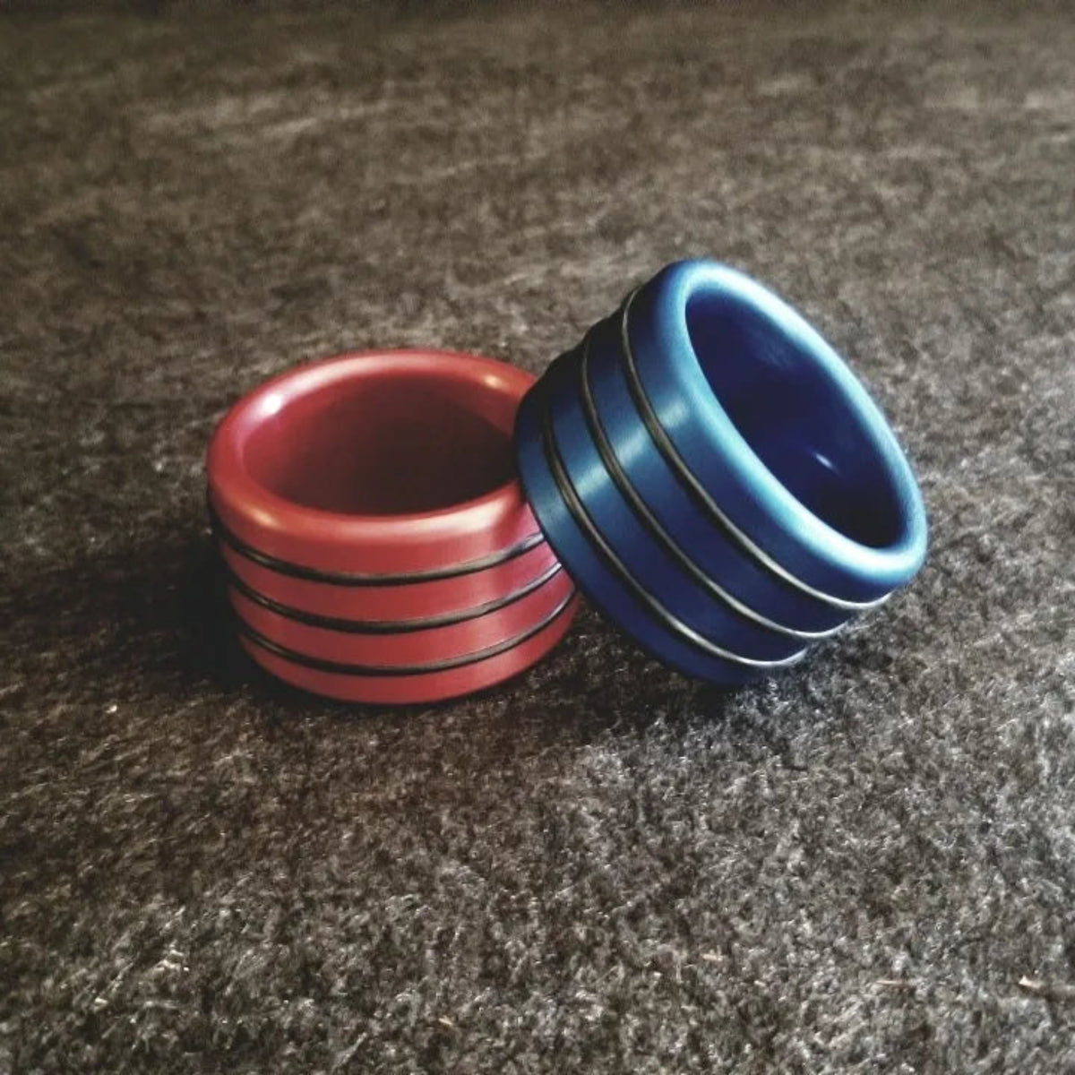 Triple Accent Band Style Glans Ring in Anodized Aluminum