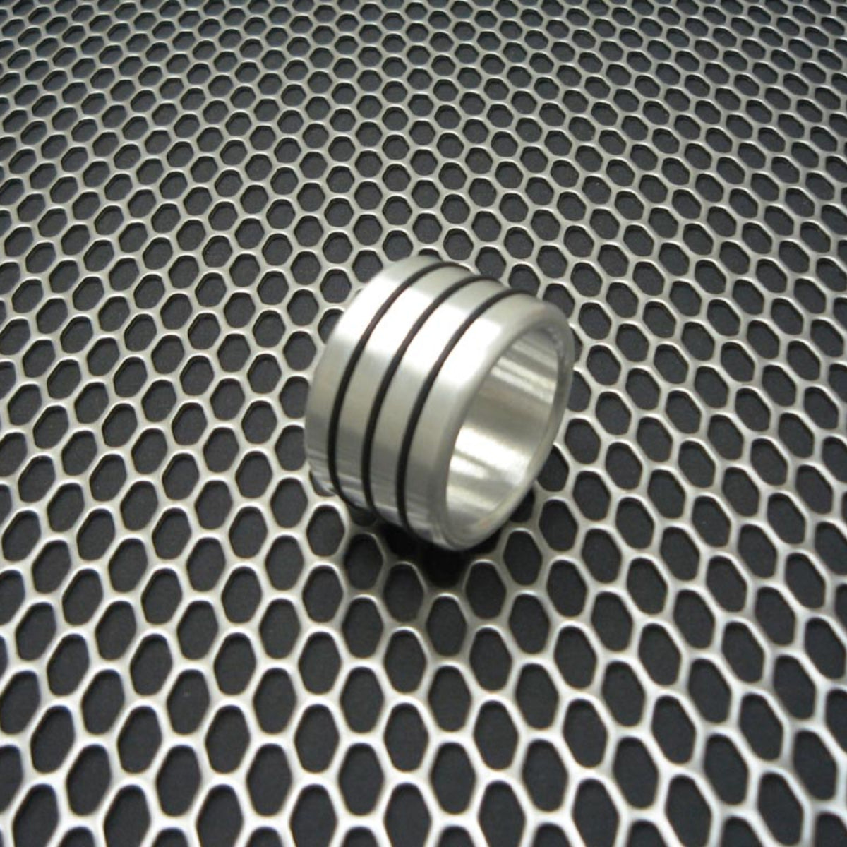 Triple Accent Band Style Glans Ring in Aluminum