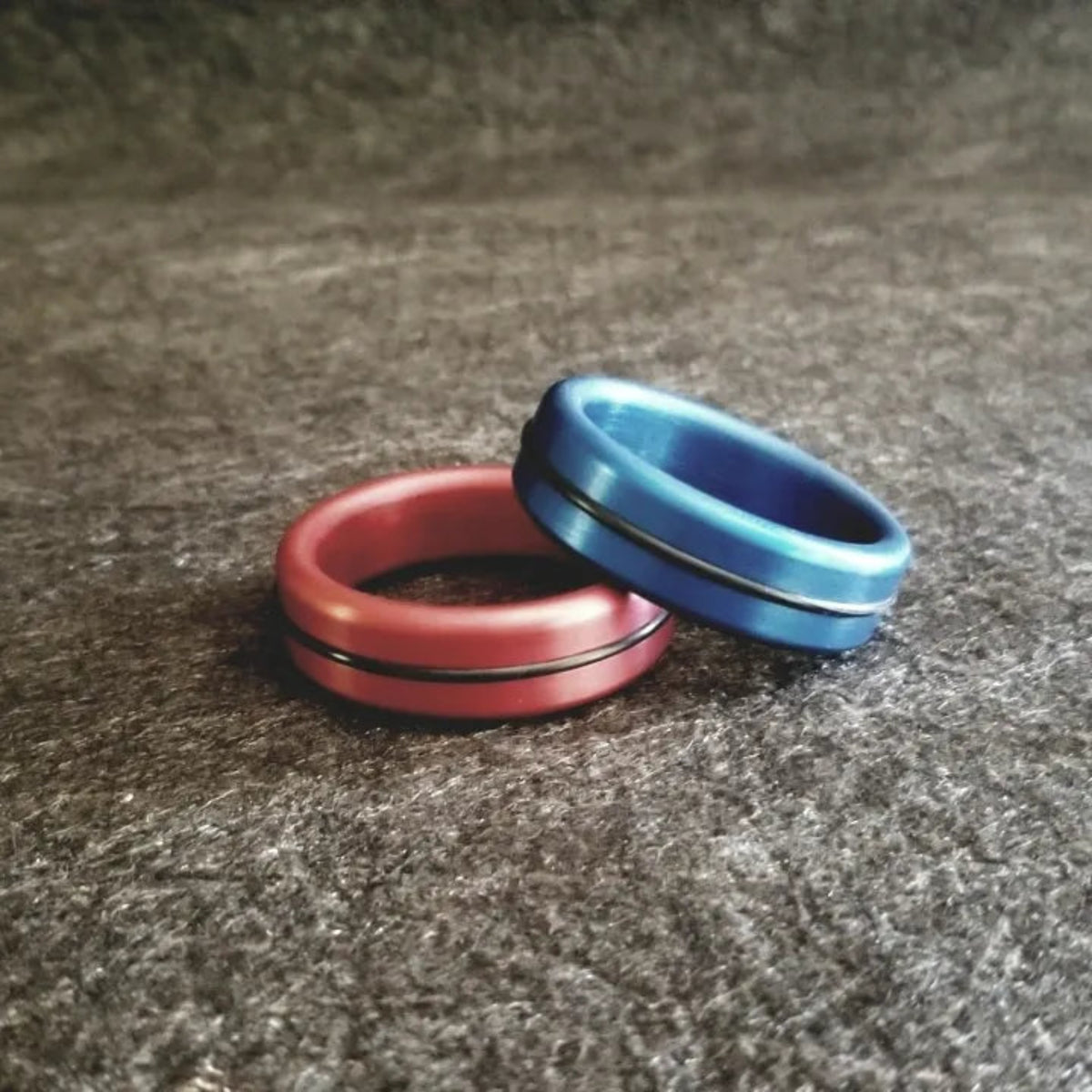 Single Accent Band Style Anodized Glans Ring in Aluminum