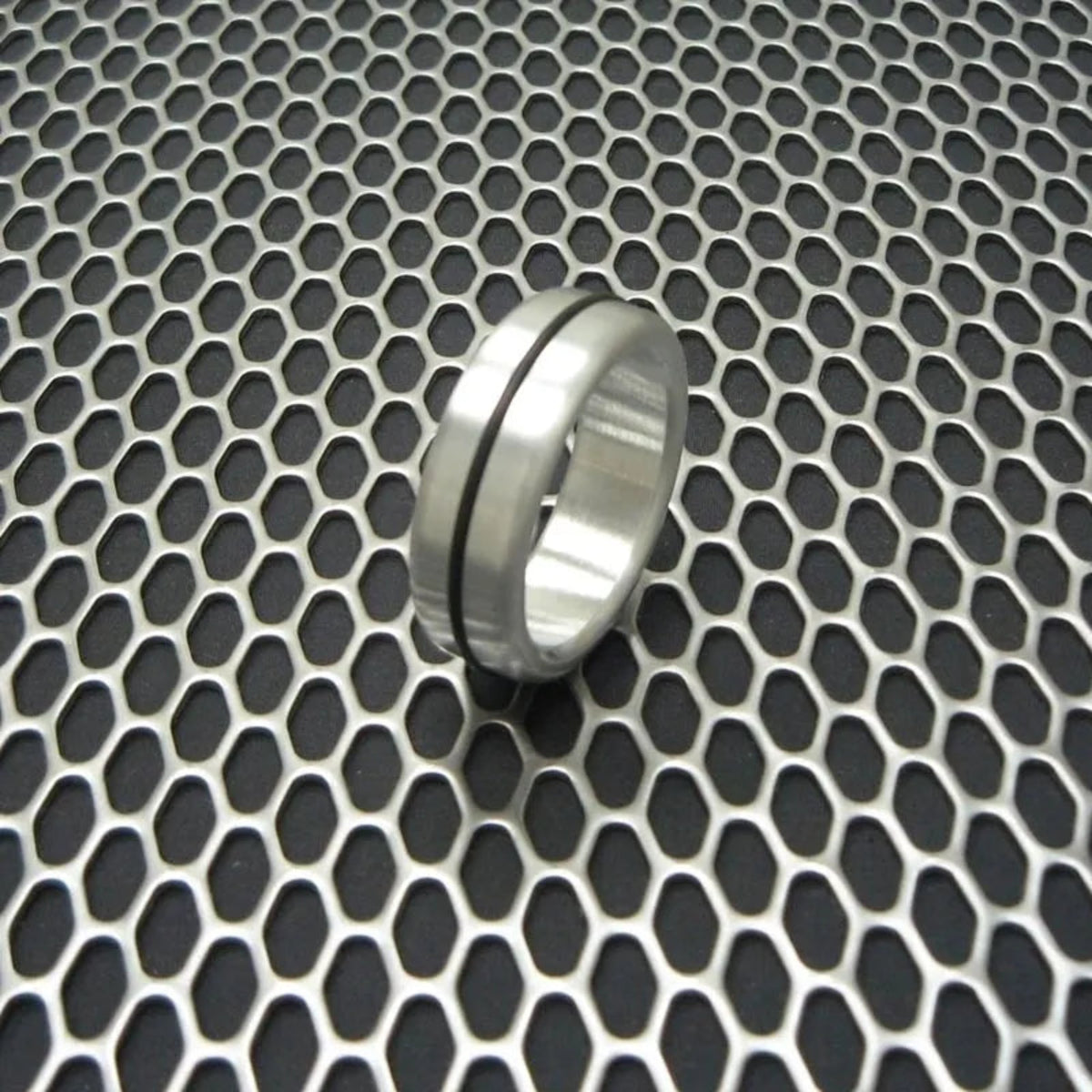 Single Accent Band Style Glans Ring in Aluminum